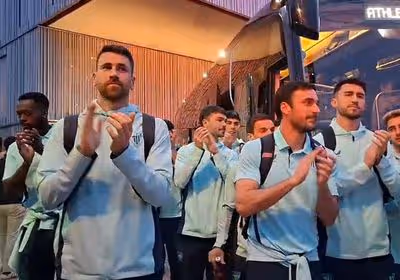 Una lección de fe con una espectacular despedida a los jugadores para marcar el primer gol